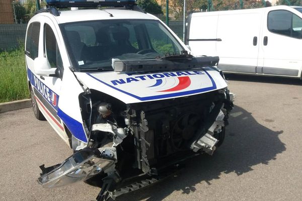 La voiture de police percutée par la voiture volée