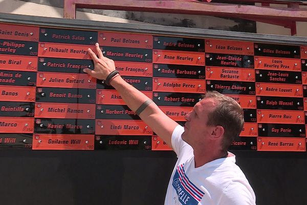 Gilles belzons, co-président du RCN, fier des 600 briques qui forment déjà le mur de la reconstruction.