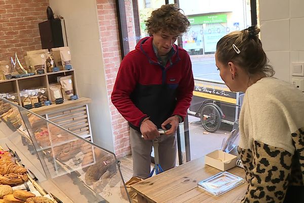 À Montpellier, un jeune chef d’entreprise récupère le pain en vélo cargo, et le redistribue aux associations qui viennent en aide aux personnes précaires.