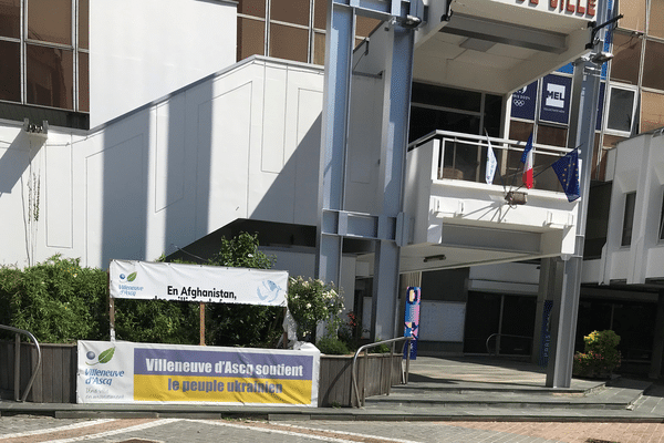 Une banderole, accrochée depuis plusieurs mois sur le fronton de la mairie de Villeneuve d'Ascq (Nord) et affichant son soutien aux femmes afghanes, a été vandalisée, dimanche 11 août 2024.