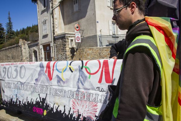 Des manifestants se sont regroupés, mercredi 24 avril à l'occasion de la visite du CIO à Briançon (Hautes-Alpes), pour s'opposer à l'organisation des JO d'hiver 2030 dans les Alpes.