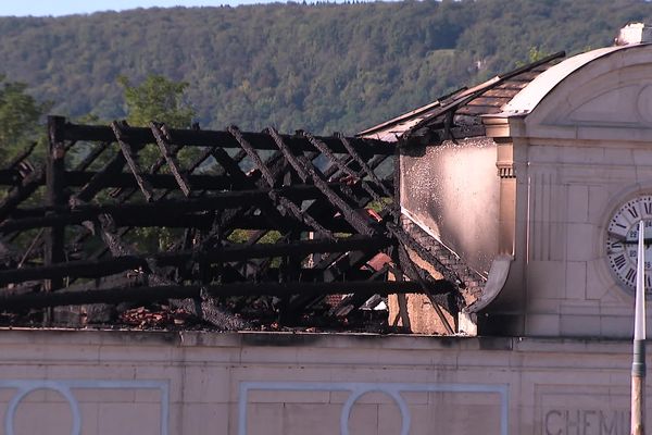 La charpente en bois de la gare de Vesoul a été dévorée par les flammes