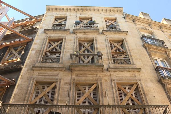 La rue de la Rousselle à Bordeaux, un an après l'effondrement des immeubles n°19 et 21.