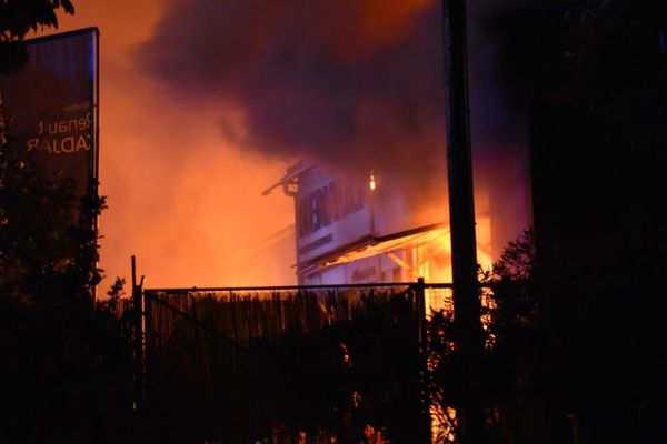 Les flammes ont embrasé l'ensemble du bâtiment -  Grâce aux moyens déployés, l'incendie ne s'est pas propagé aux maisons voisines. Aucun blessé n'est à déplorer. 