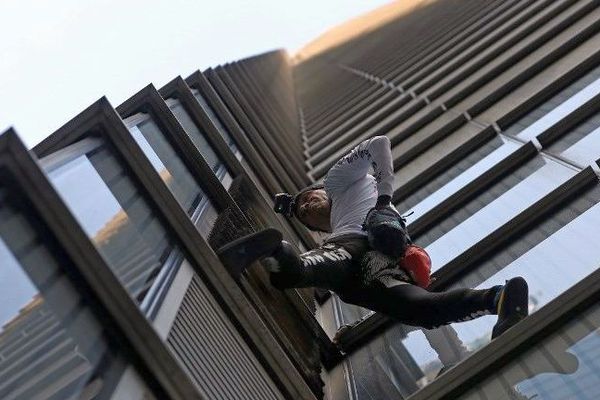 Londres - le spiderman héraultais Alain Robert à l'oeuvre sur une tour de 230 mètres - 25 octobre 2018.