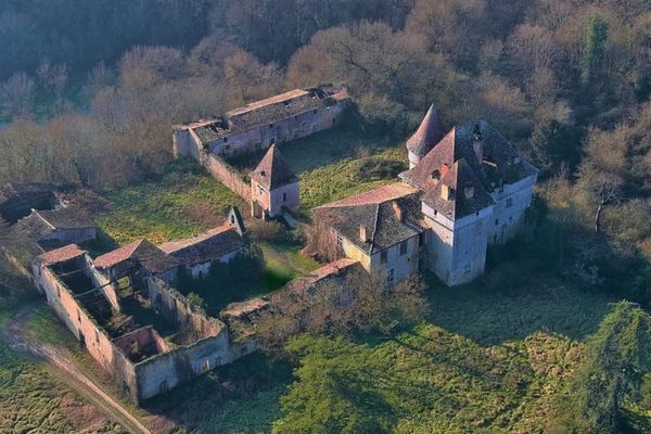 Deux ans après leur décès, le château des frères Bogdanoff dans le Gers est à l’abandon, les poutres, les toiture et les murs s’effondrent.