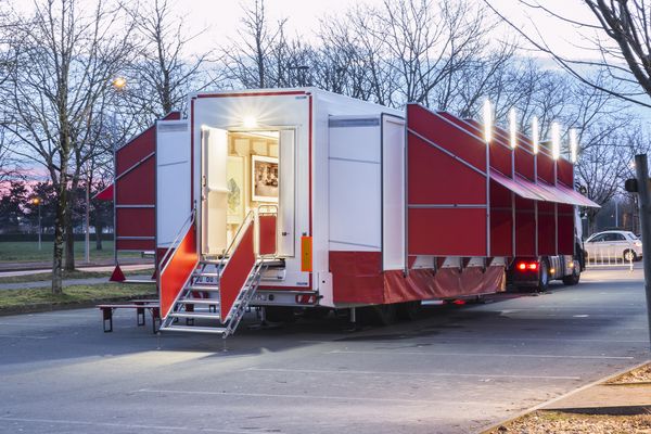 Le Musée Mobile, ou MuMo, amène l'art contemporain dans les villages des Hauts-de-France jusqu'au 22 décembre.