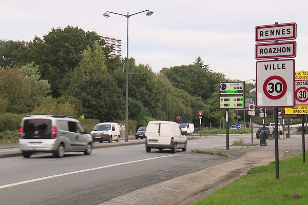 Les panneaux 30 km/h à l'entrée de la ville