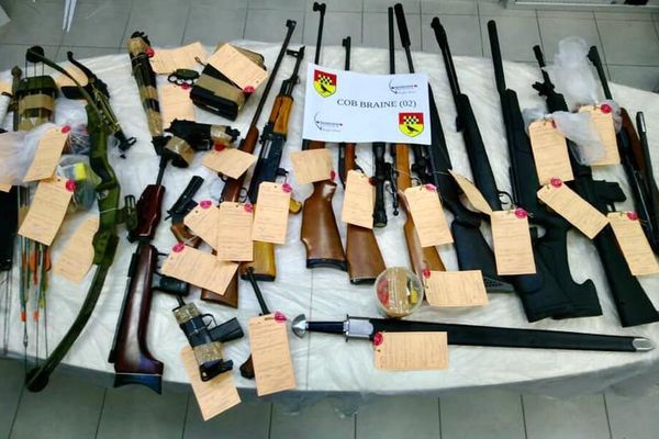 L'arsenal saisi par les gendarmes au domicile de l'individu résident à Chéry-Chatreuve (Aisne), le 23 juin 2019.