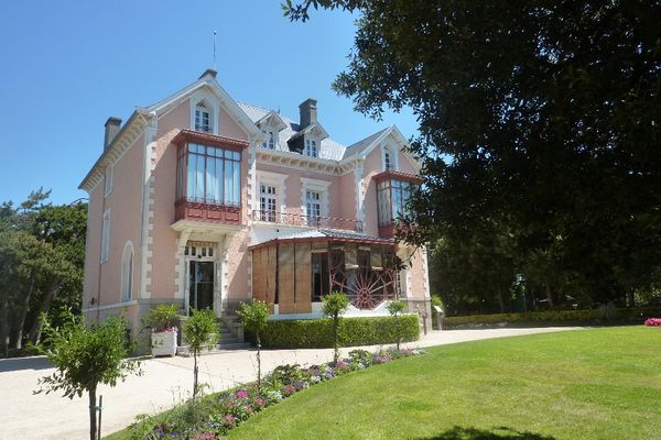 Le musée, autrefois maison d’enfance du célèbre couturier, est un lieu de mémoire dédié au rayonnement de la vie et de l’œuvre de Christian Dior