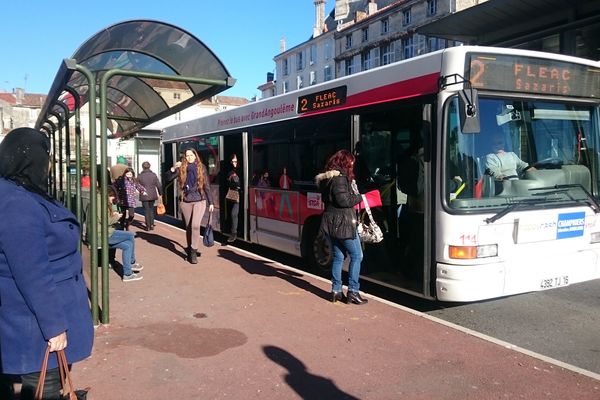 La fin des réductions automatiques pour l'abonnement de bus à Angoulême pour les plus de 65 ans