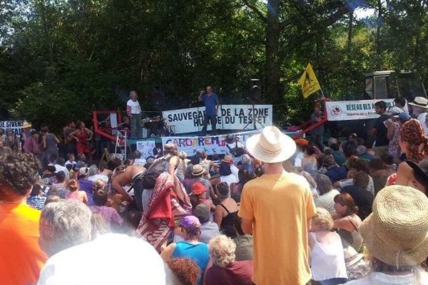 1000 personnes se sont rassemblées sur le site du futur barrage de Sivens, dans le Tarn.