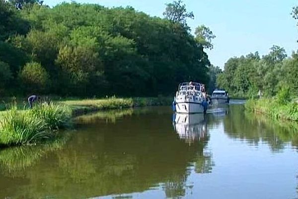 Le canal du Centre court sur 112 kilomètres à travers le département de Saône-et-Loire. 