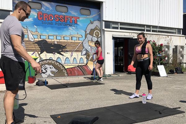 La discipline qui se pratique habituellement en salle doit désormais sortir de sa "box" pour s’exprimer en plein air