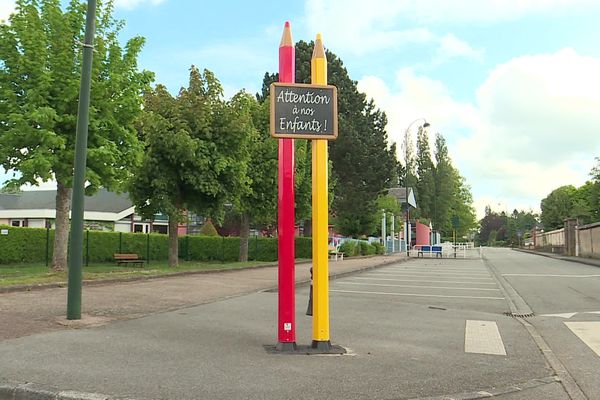 Devant le groupe scolaire des Grandes-Ventes (Seine-Maritime) 