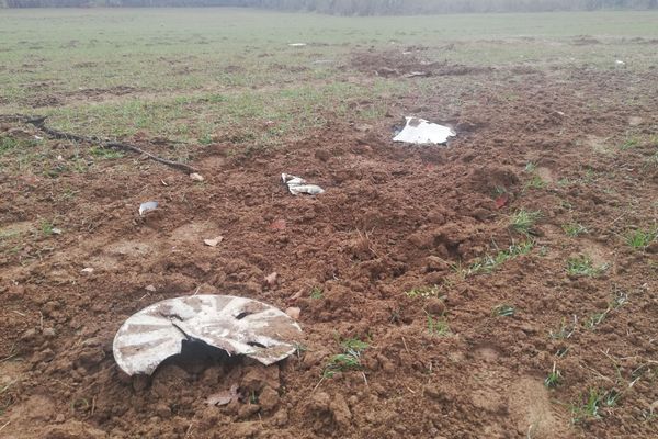 Les débris de la voiture qui a échoué dimanche 10 février dans un champ à Gouttières (Puy-de-Dôme).