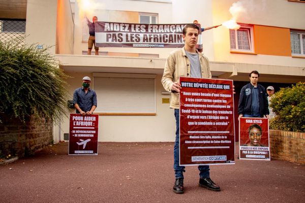 Des militants d'extrême droite ont pris place ce samedi midi devant la permanence de la députée, celle-ci va porter plainte pour propos racistes.