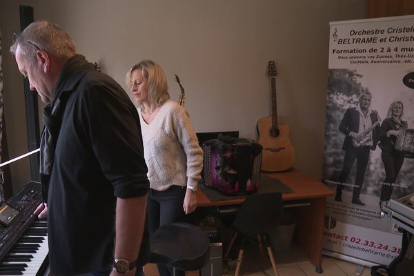 Christophe Chebassier et Cristelle Beltrame, musiciens de bal ne peuvent plus travailler depuis la mi-décembre. Ils demandent l'aide du gouvernement.