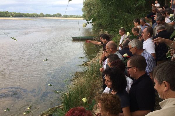 Le groupe de personnes présentes a jeté des roses blanches dans la Loire en souvenir des enfants noyés il y a 50 ans. 