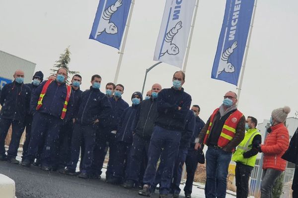 L'ambiance était glaciale jeudi 7 janvier devant l'usine de la Combaude, à Clermont-Ferrand, au lendemain de l'annonce de la suppression de 2 300 postes en France chez Michelin. 