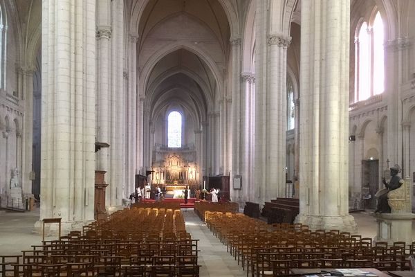 La vigile pascale s'est déroulée, à Poitiers, dans une cathédrale Saint-Pierre vide. 