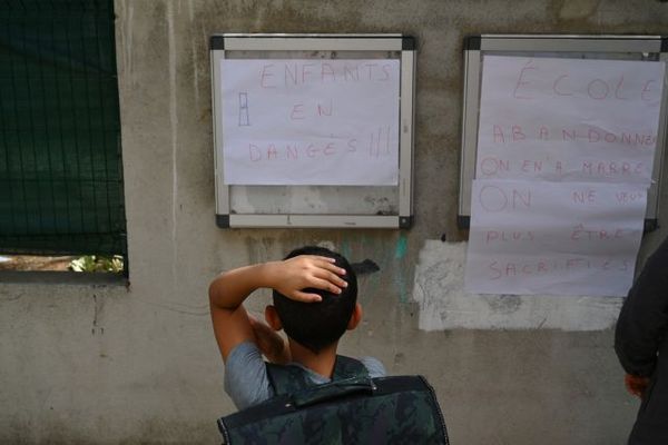 A Marseille, les parents dénoncent les conditions de travail des élèves dans les classes surchauffées.