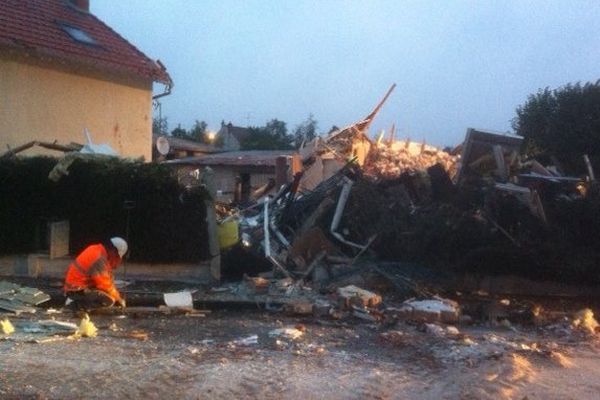 Explosion d'un pavillon à Montargis: il ne reste plus rien de l'habitation située rue Basse de Varennes.