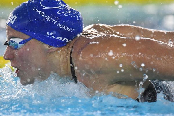 Charlotte Bonnet décroche l'or en finale du 100m papillon à Nice.