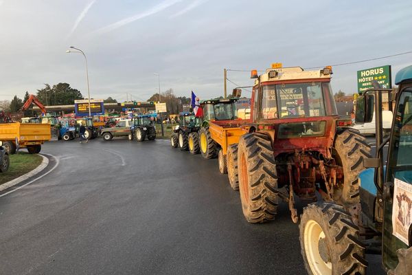 Des tracteurs au rond-point du péage de l'A62 à Langon (33).