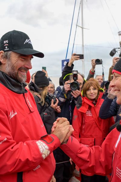 Le skipper d'Initiatives-Cœur Sam Davies (GBR) est photographié avec le skipper de Malizia - Seaexplorer Boris Herrmann (GER) après avoir pris la 13e place du Vendée Globe, le 30 janvier 2025 aux Sables d'Olonne