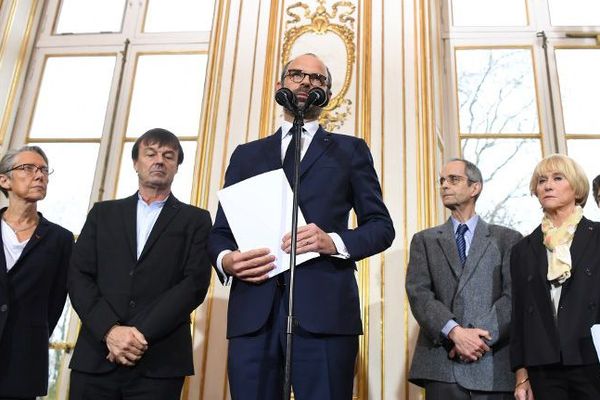 Les représentants de la mission de médiation (à droite) aux côtés de Nicolas Hulot, Édouard Philippe et Élisabeth Borne, à Matignon le 13 décembre.