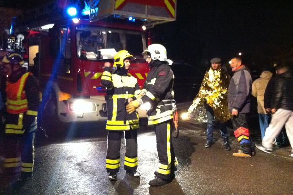 Une trentaine de pompiers est intervenue pour circonscrire l'incendie.