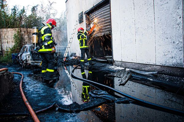 Le feu s'est propagé d'une voiture a un batiment d'entreprise