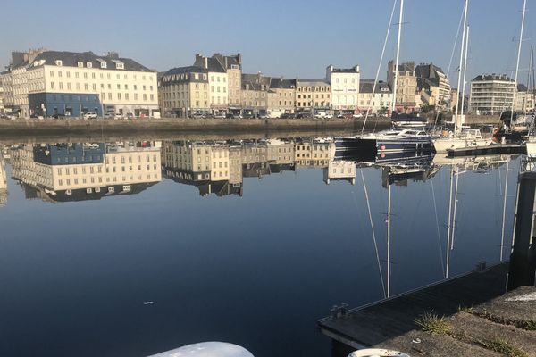 A Cherbourg, la campagne électorale est loin d'être aussi paisible que l'eau du port. 