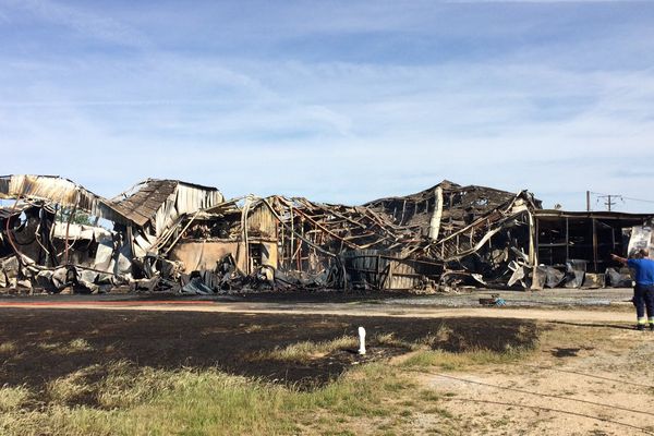 Le bâtiment agricole est ce matin totalement détruit