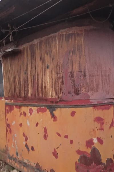 Sous le toit en tôle de cet abri de jardin, dormait depuis plus de 50 ans, la cabine d'un téléphérique mythique. A sa mise en service au milieu des années 1930, c'était le plus puissant du monde. Jusqu'à la fin des années 1960, il portera des centaines de passagers d'Aix les bains jusqu'au Mont Revard