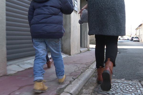 Saint-Laurent-du-Pape : la rue du Pied-de l'Endroit avec des trottoirs étroits et dépourvue d'aménagements pour forcer les usagers de la route à ralentir .. les habitants en ont assez des excès de vitesse. Ils redoutent un drame.