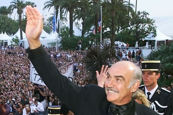 L'acteur Sean Connery salue le public lors du festival de Cannes le 14 mai 1999. 