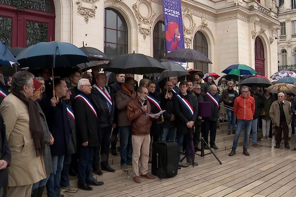 Des élus de tous bords se sont rassemblés, dimanche 12 novembre, à Poitiers pour manifester contre l'antisémitisme.