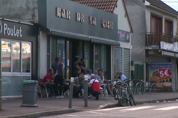 Les coups de feu ont été tirés sur deux hommes installés à la terrasse de ce bar à Saint-Etienne-du-Rouvray.