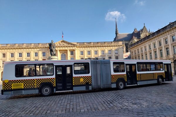 Le fameux ancien bus de la Tur, avec la place Royale et le cathédrale en arrière-plan, le 08 avril 2023.