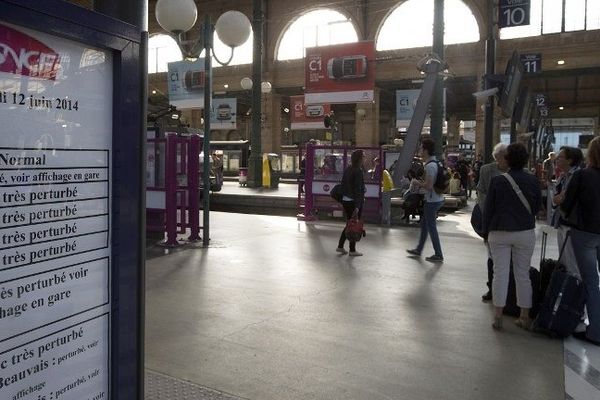 Des voyageurs patientent pour leur train jeudi matin, gare du Nord à Paris.