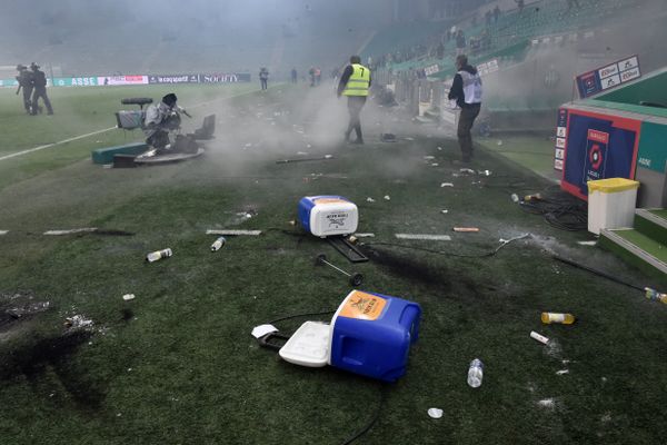 Le 29 mai au stade Geoffroy-Guichard, la relégation de l'ASSE, battue aux tirs au but par l'AJA , a été suivie de scènes de chaos: envahissement de la pelouse par des supporters des Verts en colère, puis jets de fumigènes et bousculade générale.