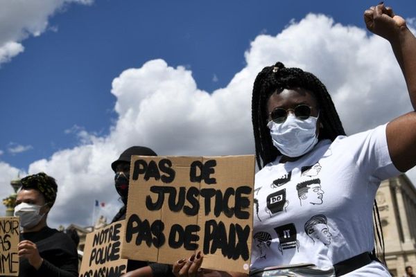 Des manifestants place de la Concorde, ce samedi à Paris.