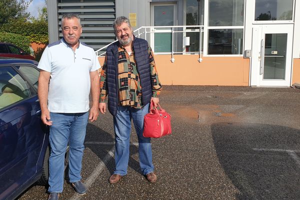 Le docteur Vicentiu Minteanu, à droite, avec son patient-chauffeur du jour, Robert Chazottes. 