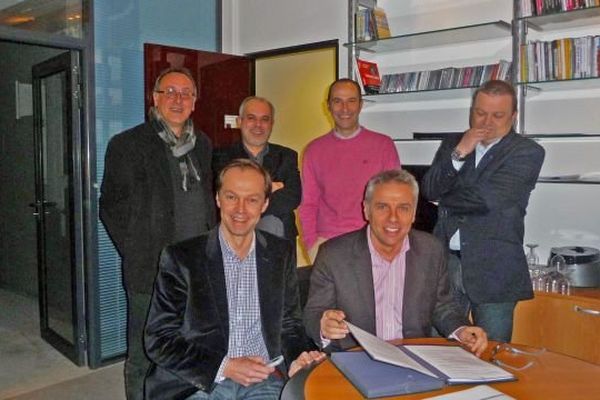 Signature du partenariat spécial élections municipales dans les locaux de France 3 Limousin ( Debout de g à d: Pascal Ratinaud, rédacteur en chef du Populaire du Centre, Enrique Vieira Campos, Rédacteur en Chef de France Bleu Limousin, Xavier Riboulet, Rédacteur en Chef de France 3 Limousin, Dominique Papon, délégué régional de France 3 Limousin, assis de g à d: Olivier Bonnichon, directeur du Populaire du Centre, Jean-Michel Descroix, directeur de France Bleu Limousin