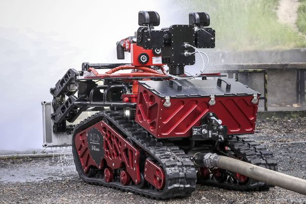 Le robot pompier baptisé Colossus est fabriqué par Shark Robotics, une entreprise de La Rochelle.