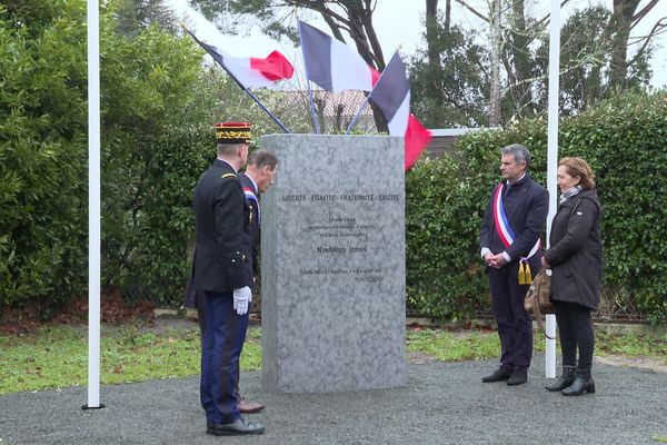 Liberté, Égalité, Fraternité, Laïcité, figurent sur cette stèle, située square des Grands Principes Républicains à Arès (33)