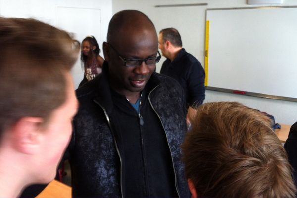 Lilian Thuram échange avec des élèves au collège Rosa Parks à Rennes