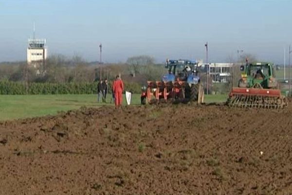 Les "jeunes agriculteurs" de la Manche ont ensemencé ce mardi des terrains vacants faisant partie d'un vaste projet de zone commerciale à Gonneville